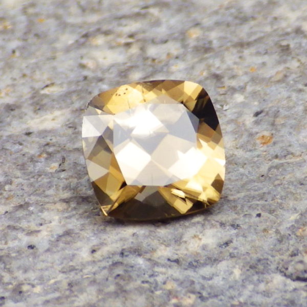 zircon-mozambique 2.28 ct-cushion-ravenstein