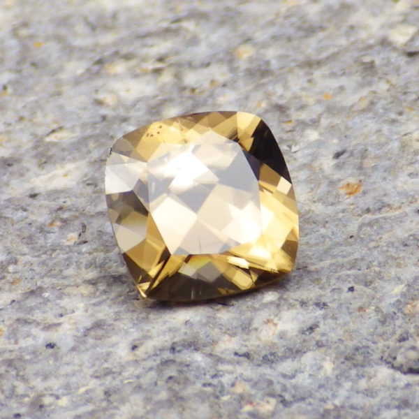 zircon-mozambique 2.28 ct-cushion-ravenstein