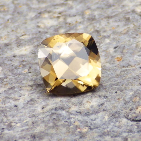 zircon-mozambique 2.28 ct-cushion-ravenstein