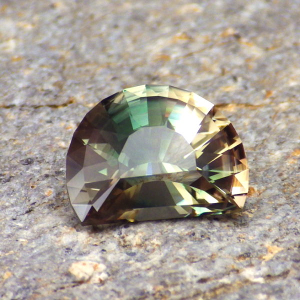 dichroic oregon sunstone 4.30 ct-ravenstein